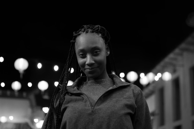 Photo portrait d'une femme dans une ville éclairée la nuit