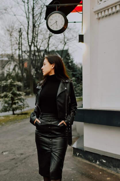 portrait d'une femme dans la ville