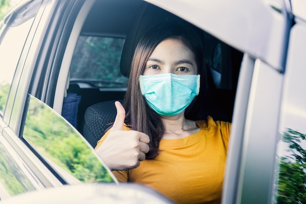 Portrait d'une femme dans une voiture