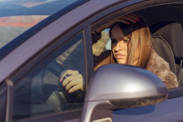 Photo portrait d'une femme dans une voiture