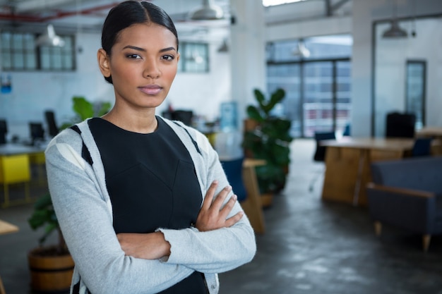 Portrait de femme debout avec les bras croisés