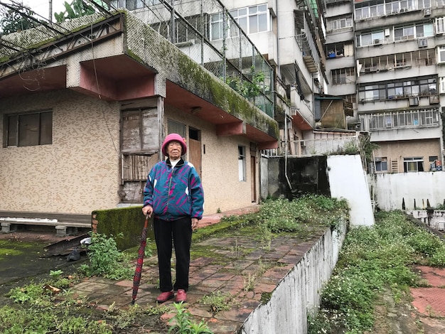 Photo portrait d'une femme debout contre un bâtiment