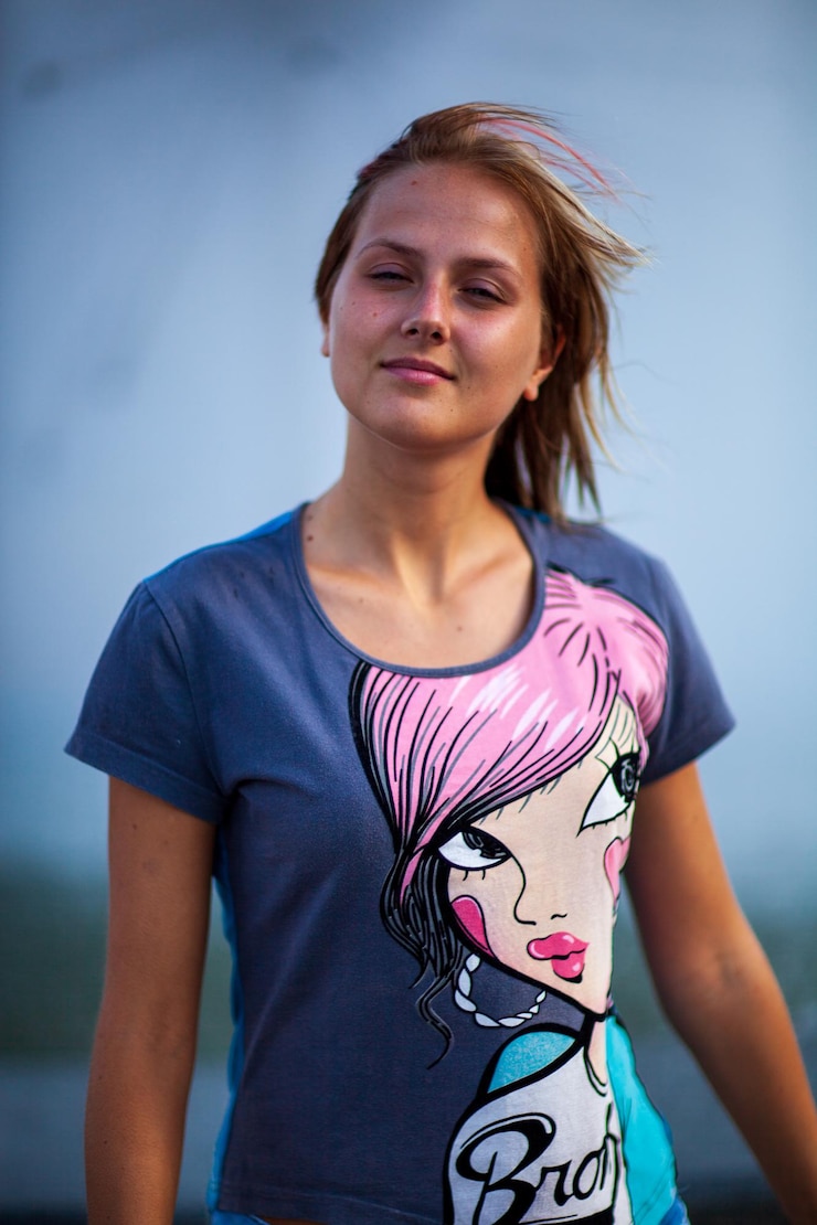 Photo portrait d'une femme debout contre le ciel bleu