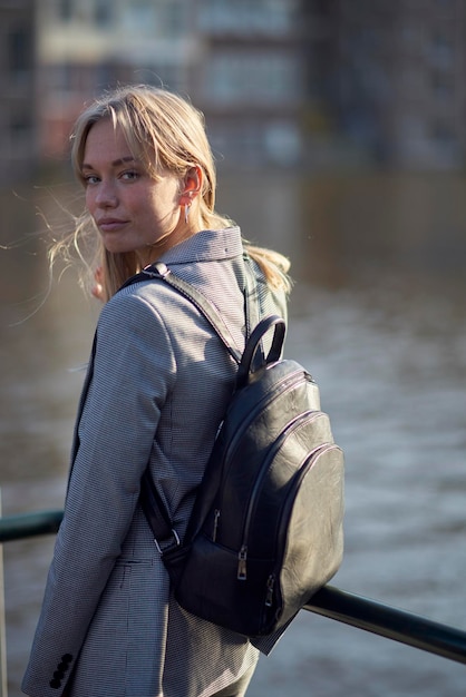 Portrait d'une femme debout contre un lac en ville