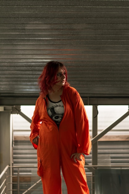 Photo portrait d'une femme debout contre un mur rouge