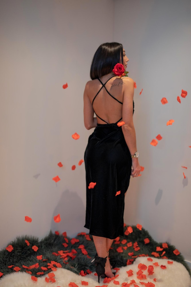 Photo portrait d'une femme debout contre le mur
