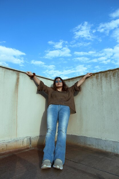 Photo portrait d'une femme debout contre le mur