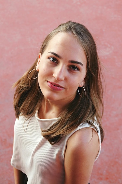 Portrait d'une femme debout contre le mur