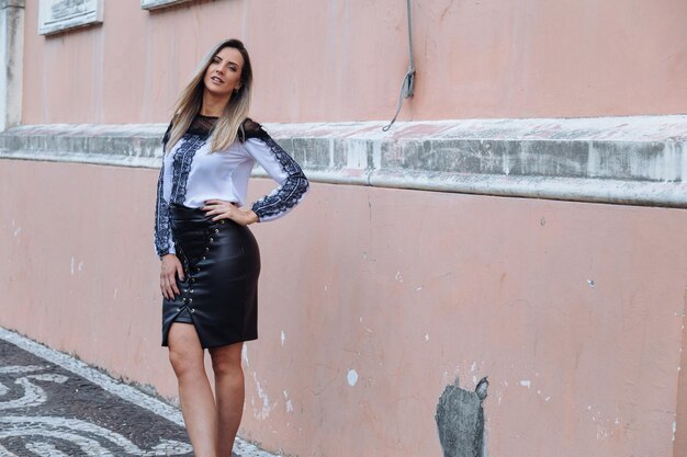 Portrait d'une femme debout contre le mur