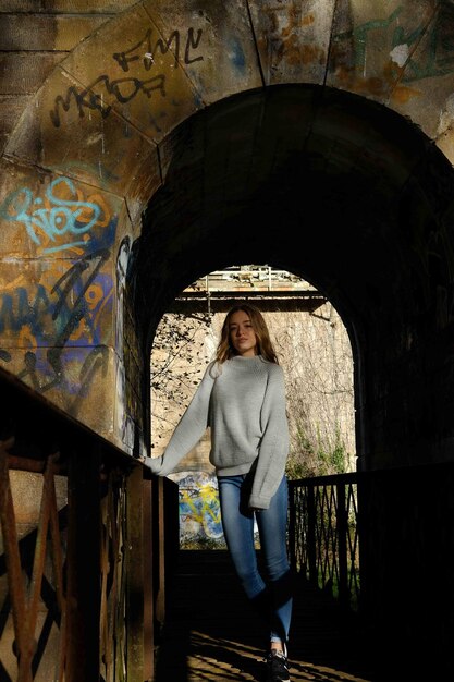 Portrait d'une femme debout contre le mur