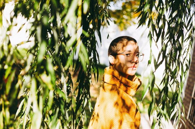 Photo portrait d'une femme debout contre des plantes