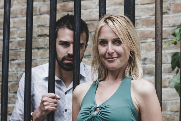 Photo portrait d'une femme debout à côté d'un homme en prison