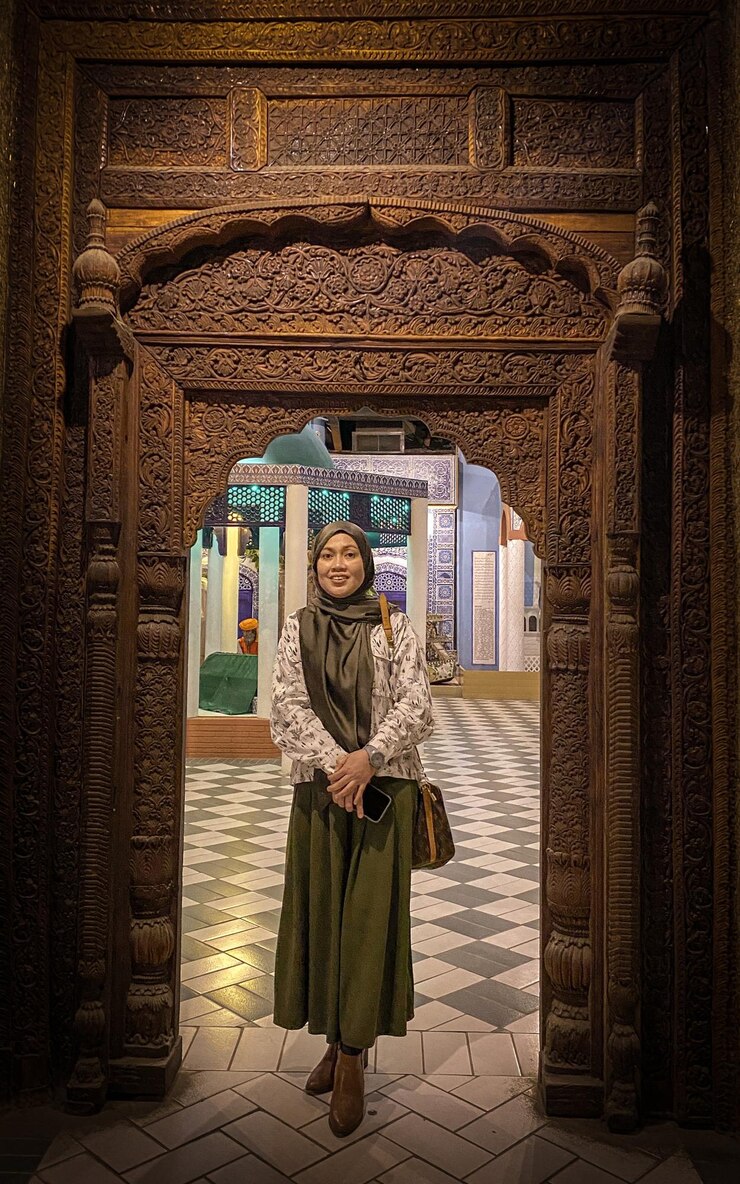 Photo portrait d'une femme debout dans un bâtiment historique