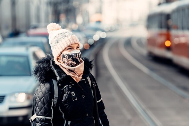 Photo portrait d'une femme debout dans la rue de la ville