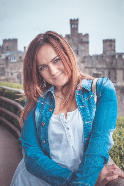 Photo portrait d'une femme debout dans la ville