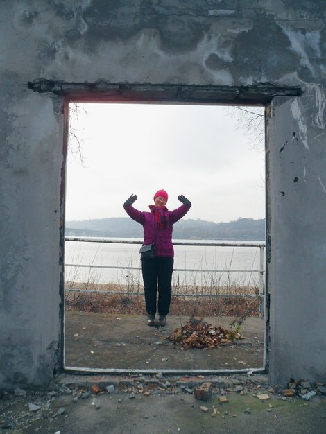 Photo portrait d'une femme debout à l'entrée contre le lac