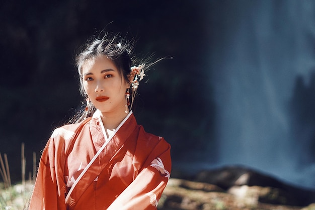 Photo portrait d'une femme debout à l'extérieur