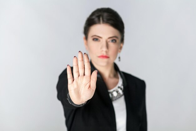 Portrait d'une femme debout sur un fond blanc