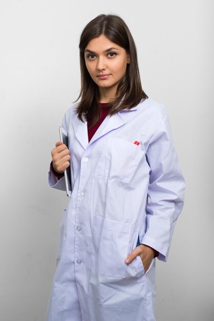 Photo portrait d'une femme debout sur un fond blanc