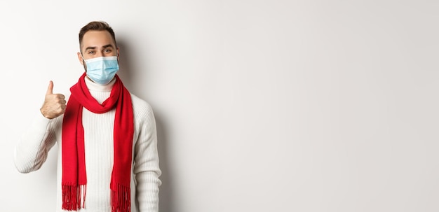 Photo portrait d'une femme debout sur un fond blanc