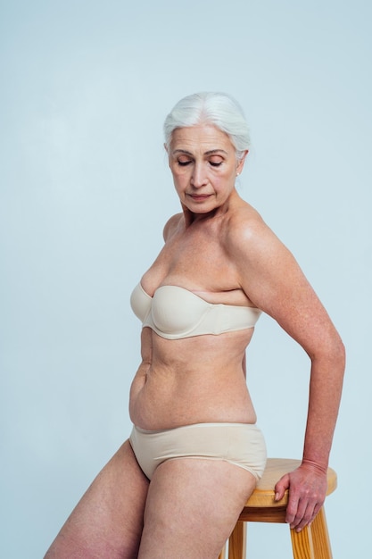 Portrait d'une femme debout sur un fond blanc