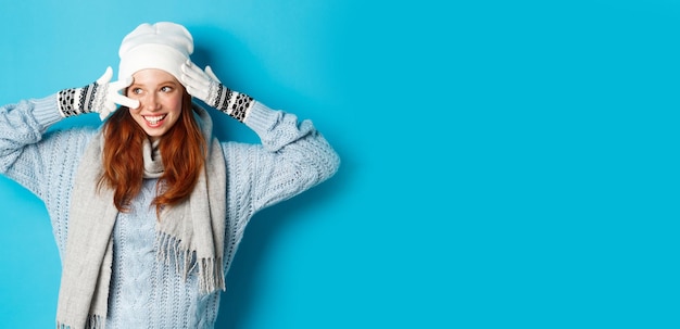 Photo portrait d'une femme debout sur un fond bleu