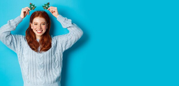 Portrait d'une femme debout sur un fond bleu