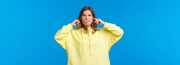 Photo portrait d'une femme debout sur un fond bleu