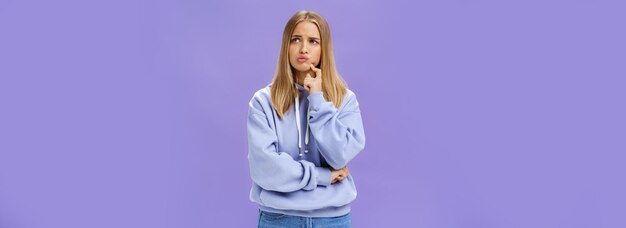 Portrait d'une femme debout sur un fond bleu