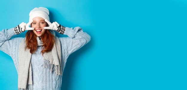 Portrait d'une femme debout sur un fond bleu