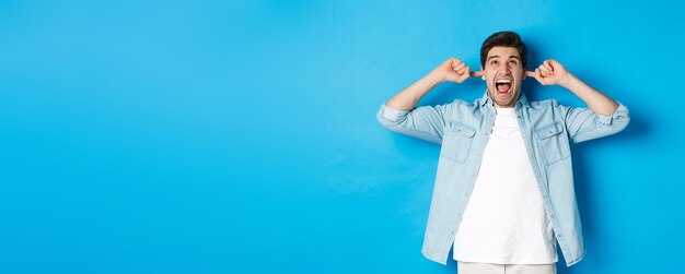 Photo portrait d'une femme debout sur un fond bleu