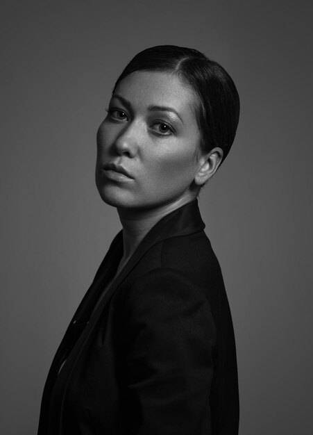 Photo portrait d'une femme debout sur un fond gris