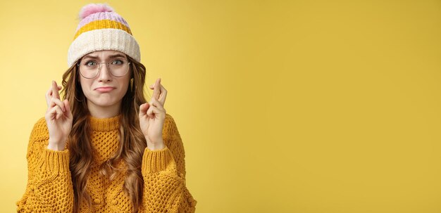 Photo portrait d'une femme debout sur un fond jaune