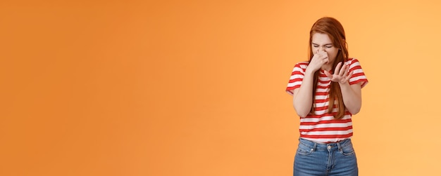 Photo portrait d'une femme debout sur un fond jaune