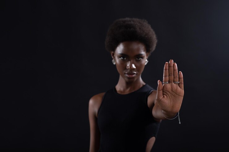 Photo portrait d'une femme debout sur un fond noir