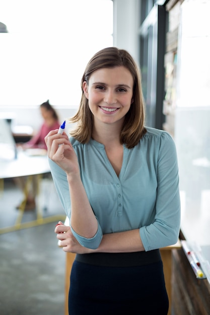 Portrait de femme debout avec marqueur