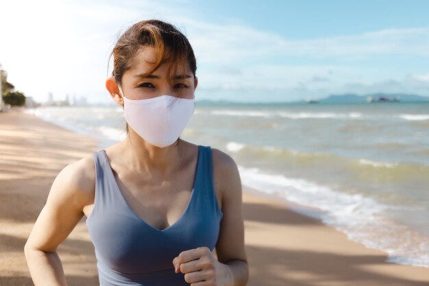 Portrait d'une femme debout sur la plage