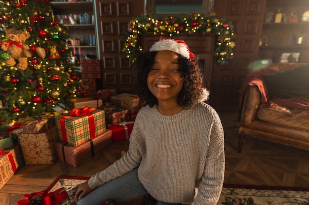 Portrait d'une femme debout près de l'arbre de Noël