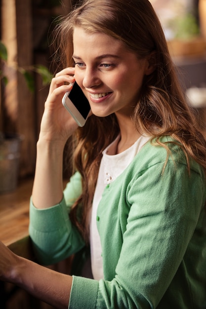 Portrait de femme décontractée au téléphone