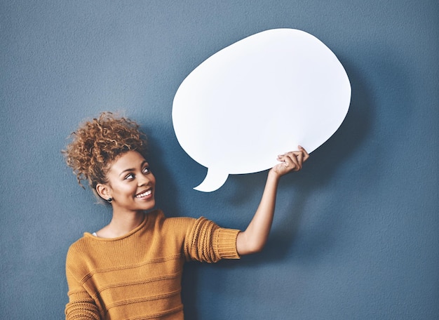 Portrait d'une femme décontractée heureuse et souriante tenant une forme vide d'espace de copie pour le chat sur les réseaux sociaux et la voix ou le message