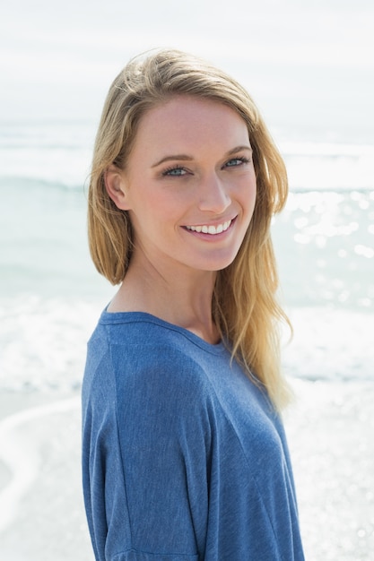 Portrait d&#39;une femme décontractée souriante à la plage