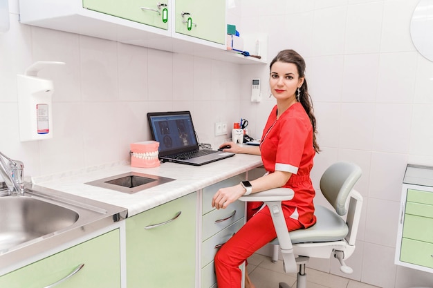 Photo portrait de femme dentiste dans une clinique moderne
