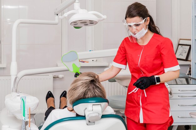 Portrait de femme dentiste dans une clinique moderne