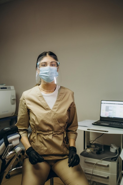 Portrait de femme dentiste Elle debout dans son cabinet de dentiste