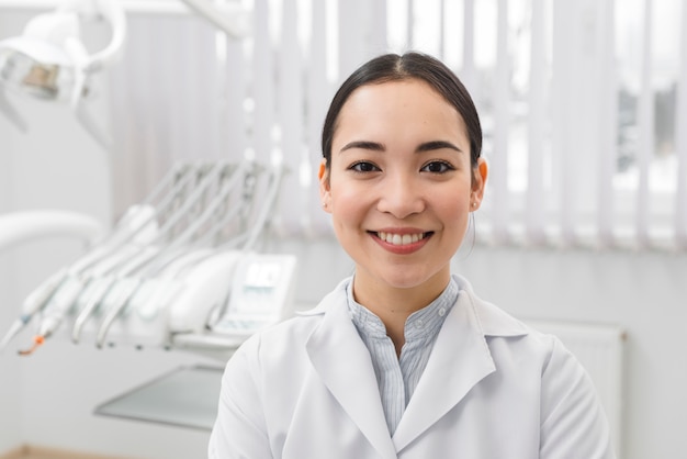 Photo portrait de femme dentiste