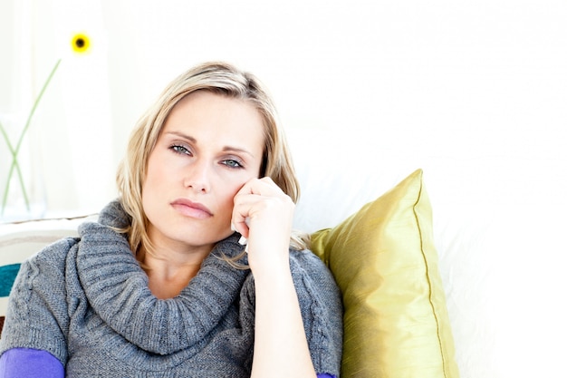 Portrait d&#39;une femme déprimée allongée sur un canapé