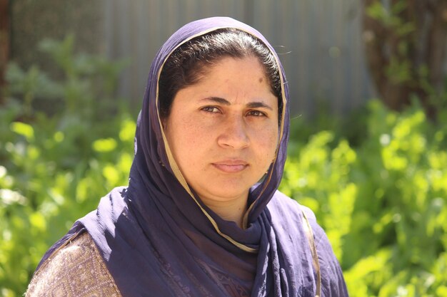 Photo portrait d'une femme détournant le regard