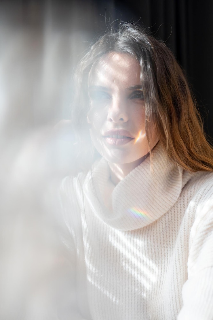 Photo portrait d'une femme détournant le regard