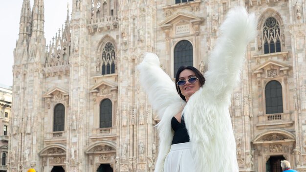 Portrait d'une femme devant le dôme de Milan