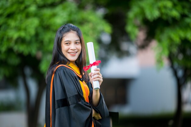 Portrait Une Femme Diplômée Avec Un Diplôme Universitaire Titulaire D'un Diplôme Et S'amuser